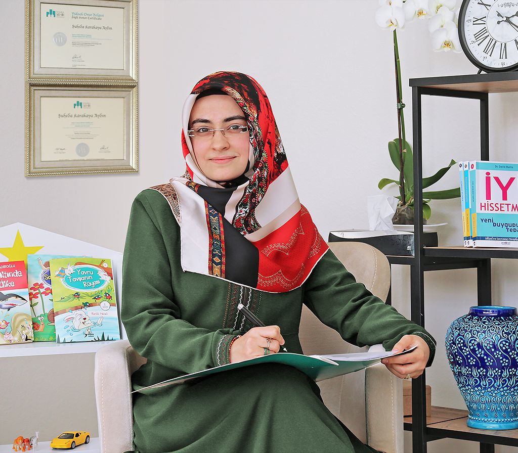 Şuheda Karakaya Aydın, sertifikalarının asılı olduğu çalışma odasında