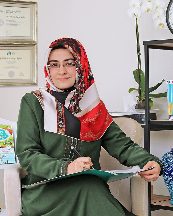 Şuheda Karakaya Aydın, çalışma odasında